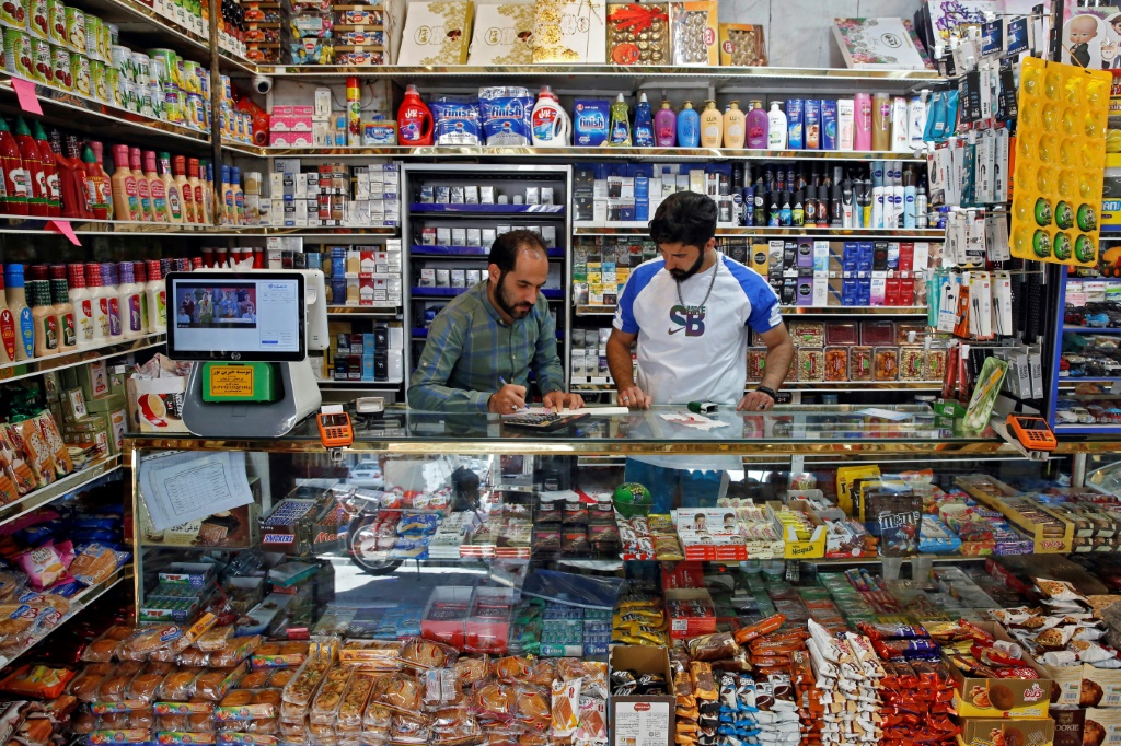 متجر في العاصمة الإيرانية طهران في 13 أيار/مايو 2022 (أ ف ب)