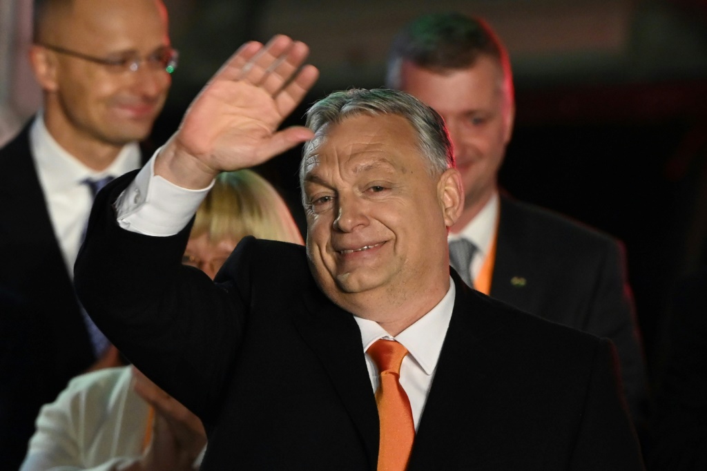 رئيس الوزراء المجري فيكتور أوربان وأعضاء من حزب فيدس يحتفلون في بودابست في 3 نيسان/أبريل 2022 بفوزهم بالانتخابات العامة (أ ف ب)