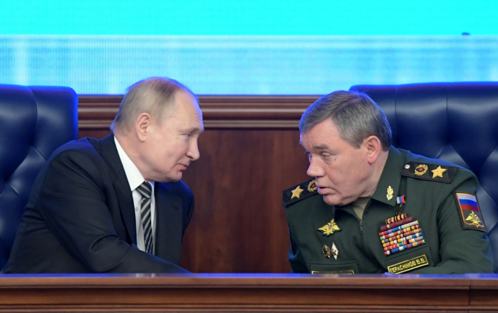 يرى الخبراء هنا وهو يتحدث مع فلاديمير بوتين (يسار) في 21 ديسمبر 2021 ، أن الجنرال الروسي فاليري جيراسيموف (يمين) كان على الخطوط الأمامية للحرب في أوكرانيا ، وهو مؤشر على صعوبة تفويض السلطة (أ ف ب)