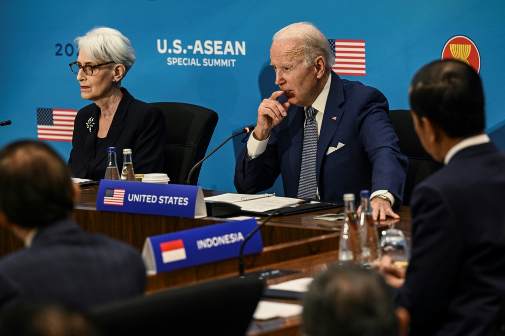 الرئيس الأميركي جو بايدن خلال مشاركته في القمة مع آسيان في مقر وزارة الخارجية بواشنطن في 13 أيار/مايو 2022 (ا ف ب)