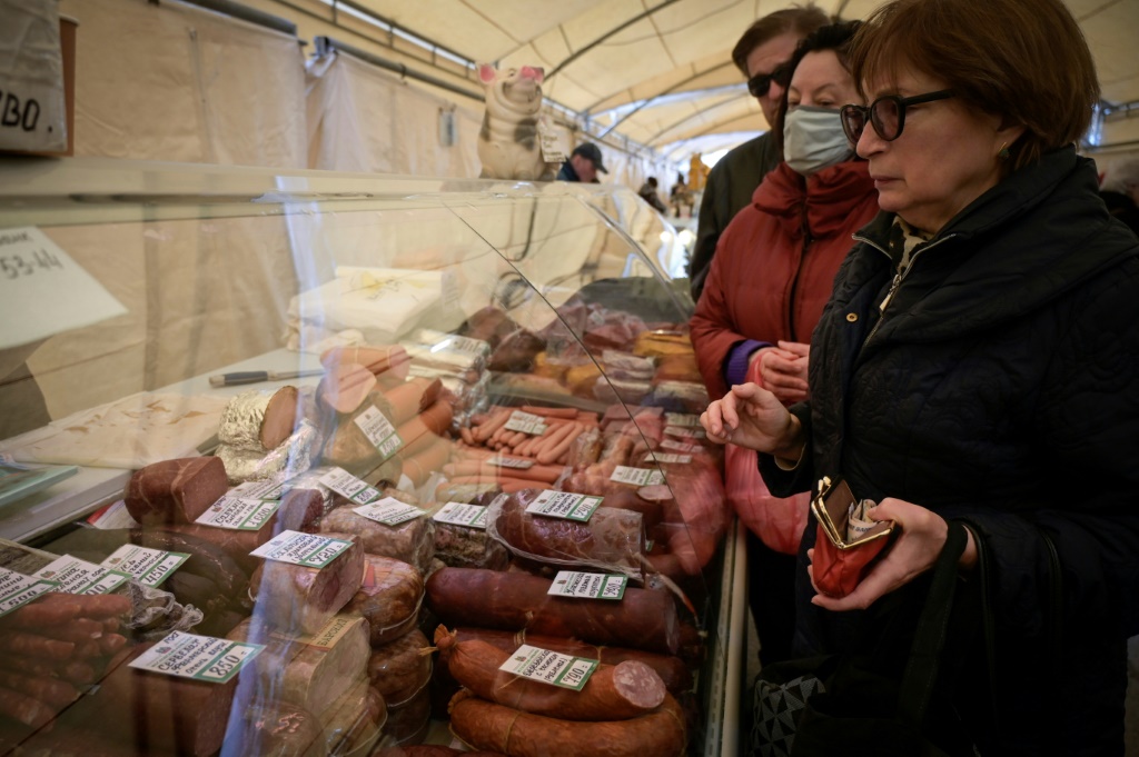 روس في سوق بالعاصمة موسكو في 29 نيسان/ابريل 2022 (ا ف ب)