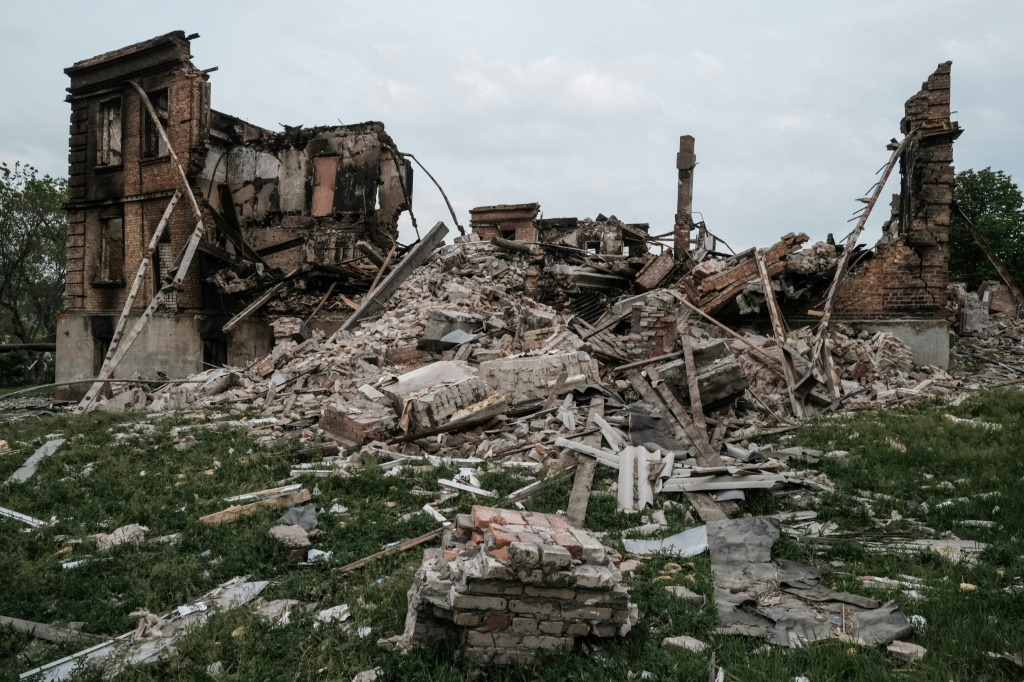 أنقاض مدرسة تعرضت للقصف الروسي في بيلوغوريفكا في منطقة لوغانسك بشرق أوكرانيا في 13 أيار/مايو 2022 (ا ف ب)