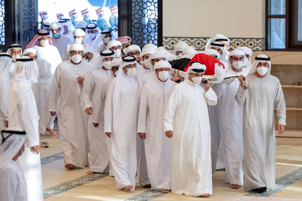 صورة نشرتها رئاسة دولة الإمارات العربية المتحدة لقادة الدولة يحملون رفات الشيخ خليفة بن زايد آل نهيان في 13 أيار/مايو 2022 في أبوظبي (اف ب)