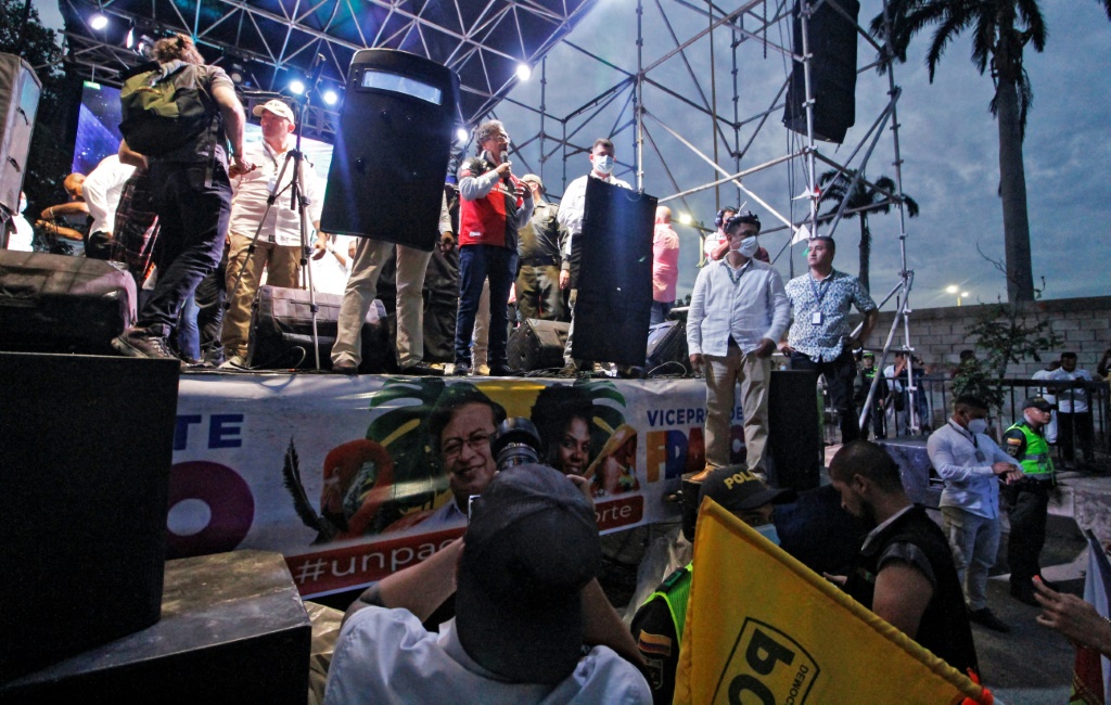 دعا المرشح المحافظ فيديريكو جوتيريز إلى حماية منافسه الرئاسي غوستافو بيترو ، بينما ندد أيضًا بالتهديدات الموجهة إليه (أ ف ب)