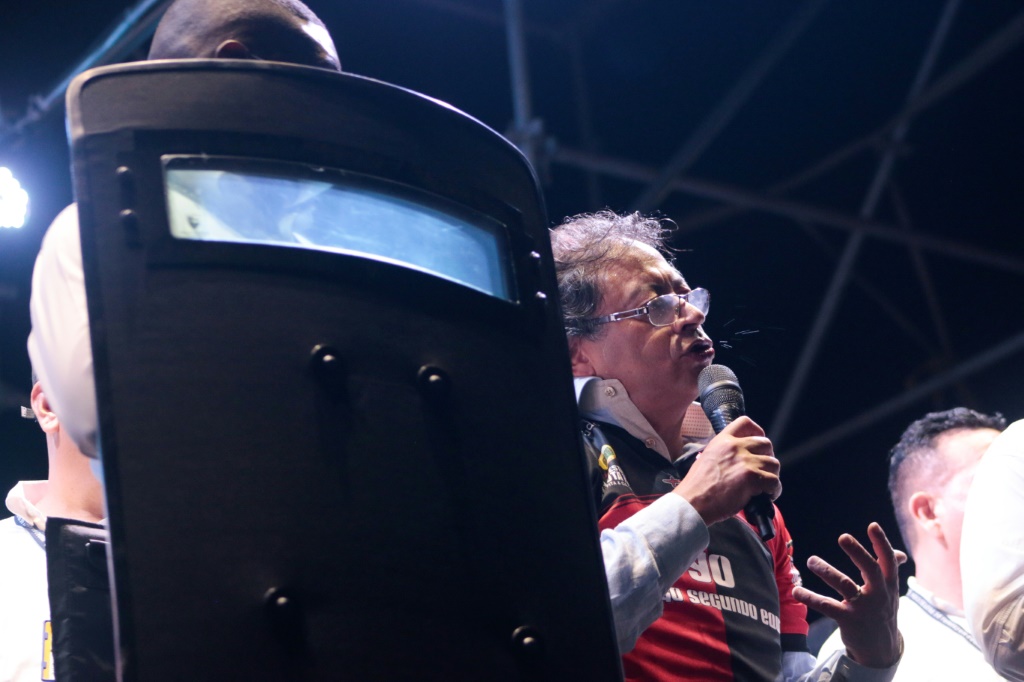    المرشح الرئاسي اليساري غوستافو بيترو ، يرتدي سترة واقية من الرصاص ويحيط به حراس شخصيون ، يتحدث في تجمع انتخابي في كوكوتا ، كولومبيا في 5 مايو 2022 (أ ف ب)