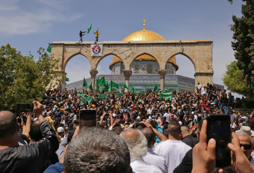 تجمع فلسطينيون للاحتجاج بعد صلاة الجمعة ، الثالث من شهر رمضان المبارك ، في المسجد الأقصى بالقدس ، في 22 أبريل 2022 (أ ف ب)