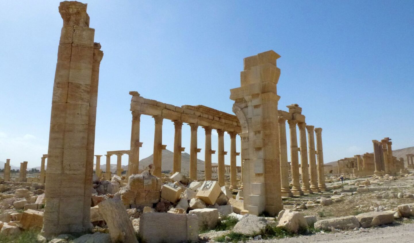 جزء من بقايا نصب قوس النصر الذي دمره تنظيم الدولة الإسلامية في مدينة تدمر السورية القديمة ، بعد أن استعادت القوات الحكومية موقع التراث العالمي لليونسكو.   (ا ف ب - غيتي )