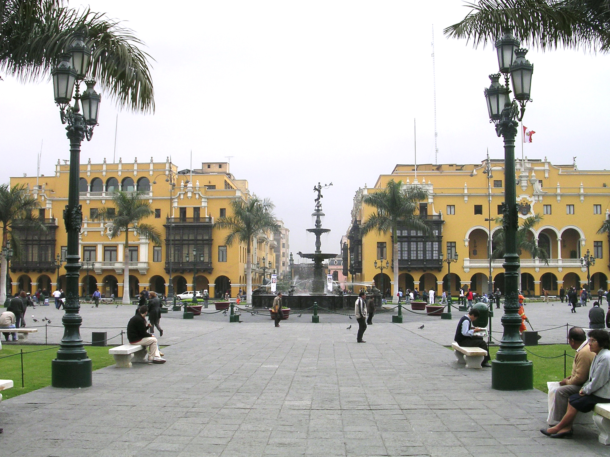 مركز ليما التاريخي مدرج على قائمة اليونسكو للتراث العالمي وهو مركز الحكومــة منذ عام 1535. (ويكيبيديا)