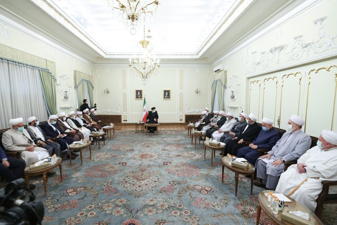 من اجتماع الرئيس الإيراني بعلماء السنة والشيعة (ارنا)