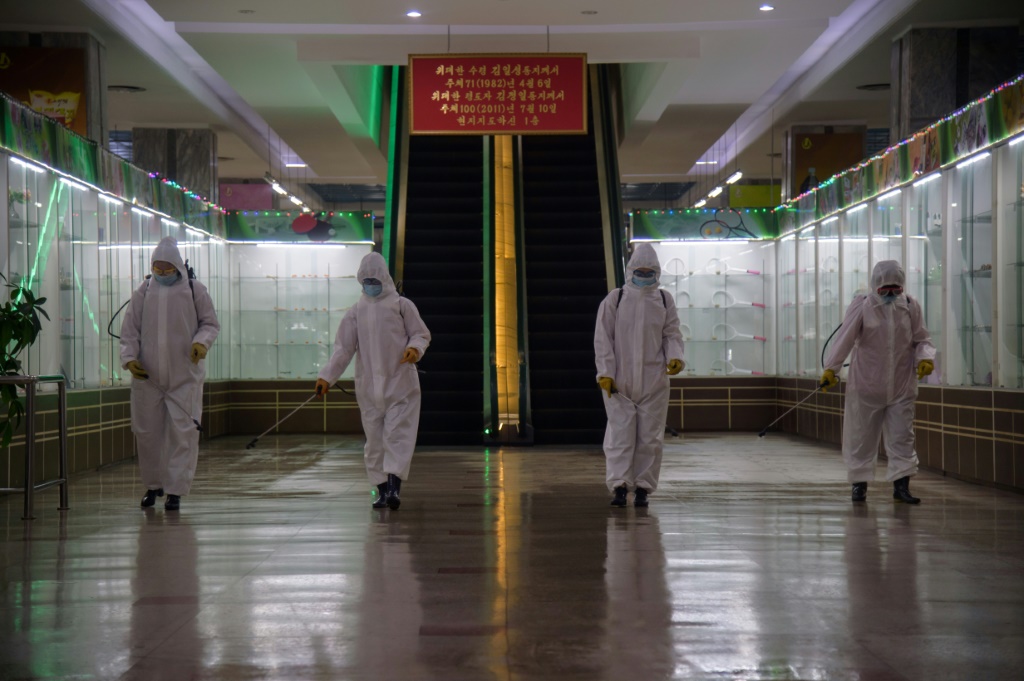 عملية تعقيم في مركز تجاري في بيونغ يانغ عاصمة كوريا الشمالية في كانون الأول/ديسمبر 2020 (ا ف ب)