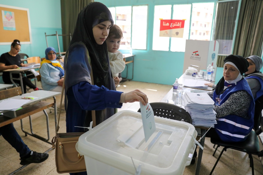 ناخبة تدلي بصوتها في الانتخابات النيابية في مركز اقتراع بالعاصمة اللبنانية بيروت ، في 15 مايو 2022 (أ ف ب)