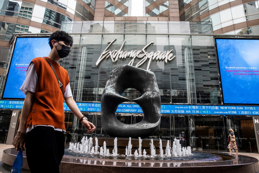 شخص يمر من أمام Exchange Square في هونغ كونغ بتاريخ 13 أيار/مايو 2022 (أ ف ب)   