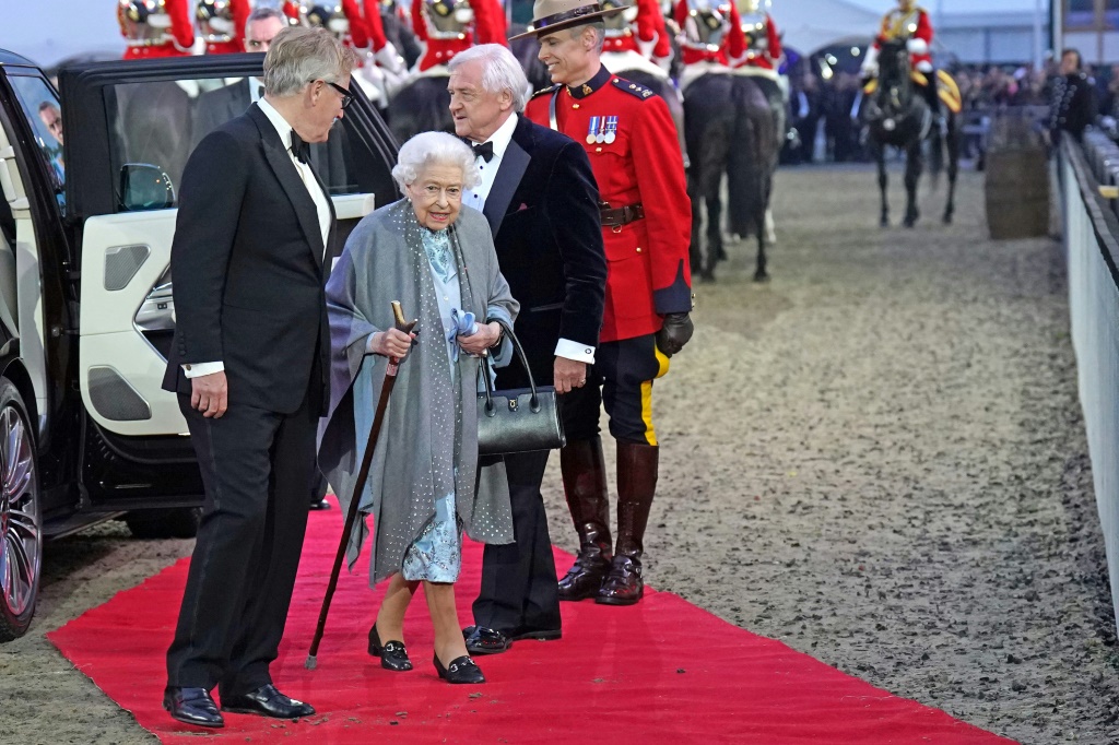 ملكة بريطانيا إليزابيث الثانية تصل لحضور احتفال اليوبيل البلاتيني 
