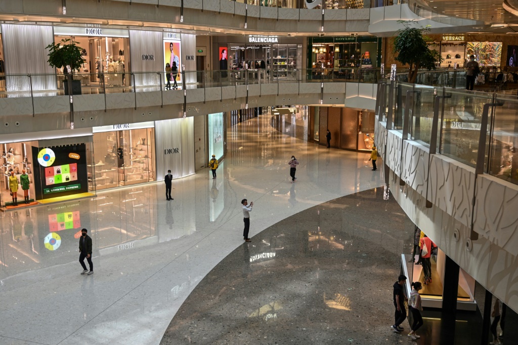 صورة مؤرخة في 16 آذار/مارس 2022 تظهر عددا قليلا من المتسوقين في أحد المراكز التجارية في شنغهاي (ا ف ب)