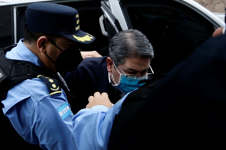 تم احتجاز الرئيس الهندوراسي السابق خوان أورلاندو هيرنانديز في انتظار قرار تسليمه إلى الولايات المتحدة بتهمة الاتجار بالمخدرات (ا ف ب)