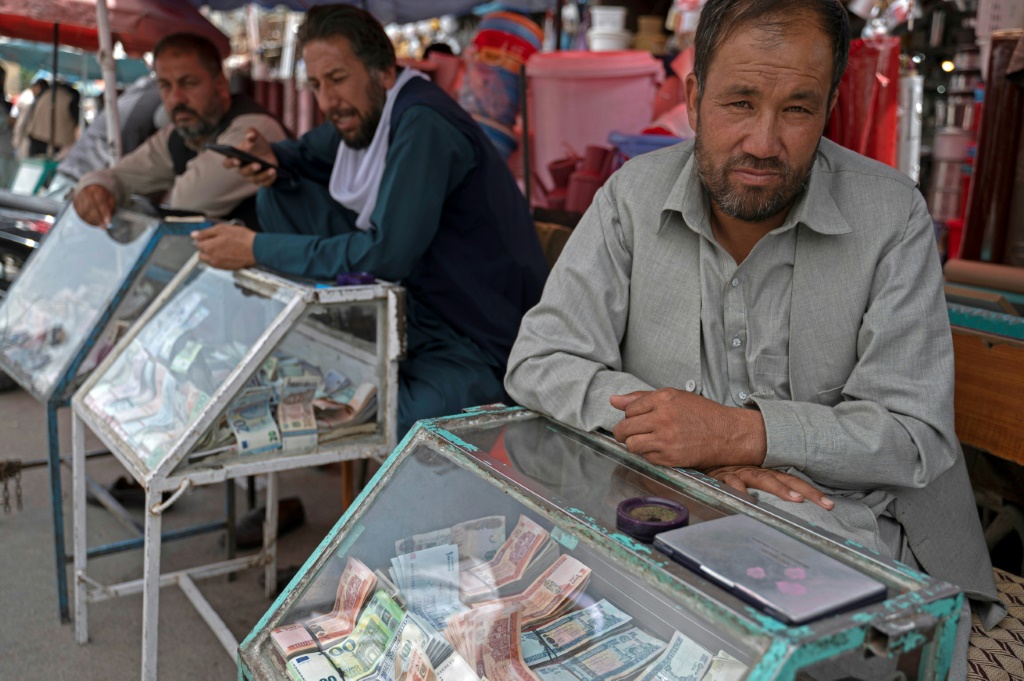 صرافون افغان ينتظرون الزبائن في العاصمة كابول في 15 ايار/مايو 2022 (أ ف ب)