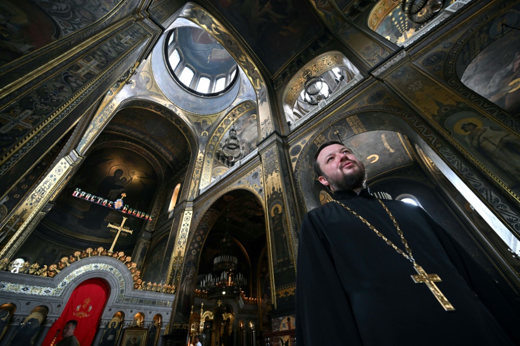 قال القس أولكسندر شموريهين من كاتدرائية سانت فولوديمير في كييف: 