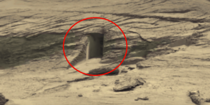 تكفي نظرة سريعة على الصورة، لولادة اعتقاد فوري بأنها لمدخل يؤدي إلى مخبأ ما على المريخ (ناسا)