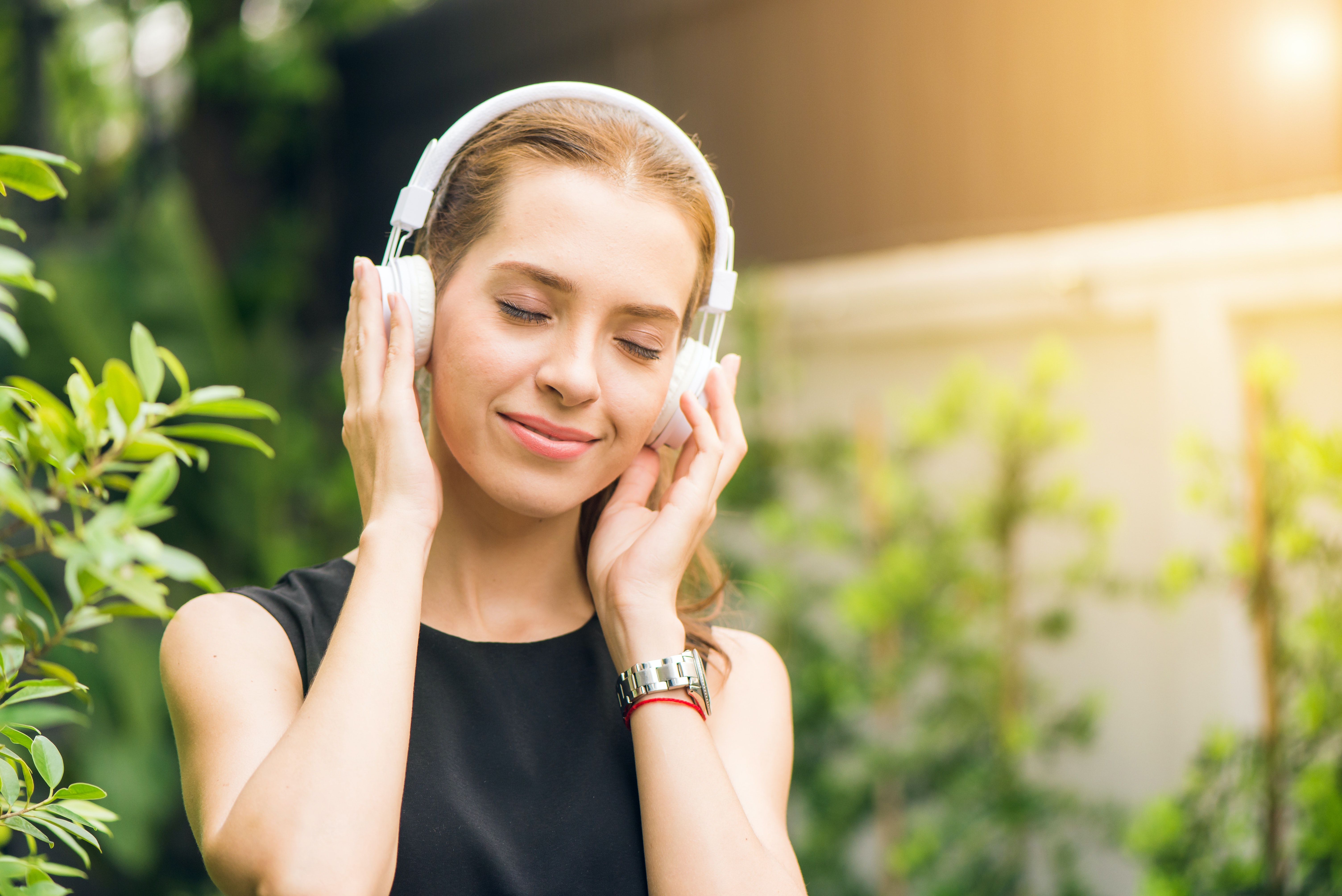 الغناء أو العزف على آلة موسيقية أو حتى الاستماع إلى الموسيقى يمكن أن يحسن الصحة العقلية (بيكسيلز)