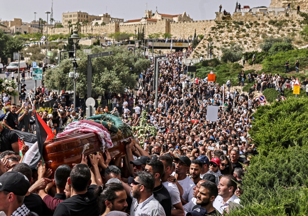 مشيعون فلسطينيون يحملون نعش الصحافية شيرين أبو عاقلة من الكنيسة إلى المقبرة خلال موكب جنازتها في القدس في 13 أيار/مايو 2022 (ا ف ب)