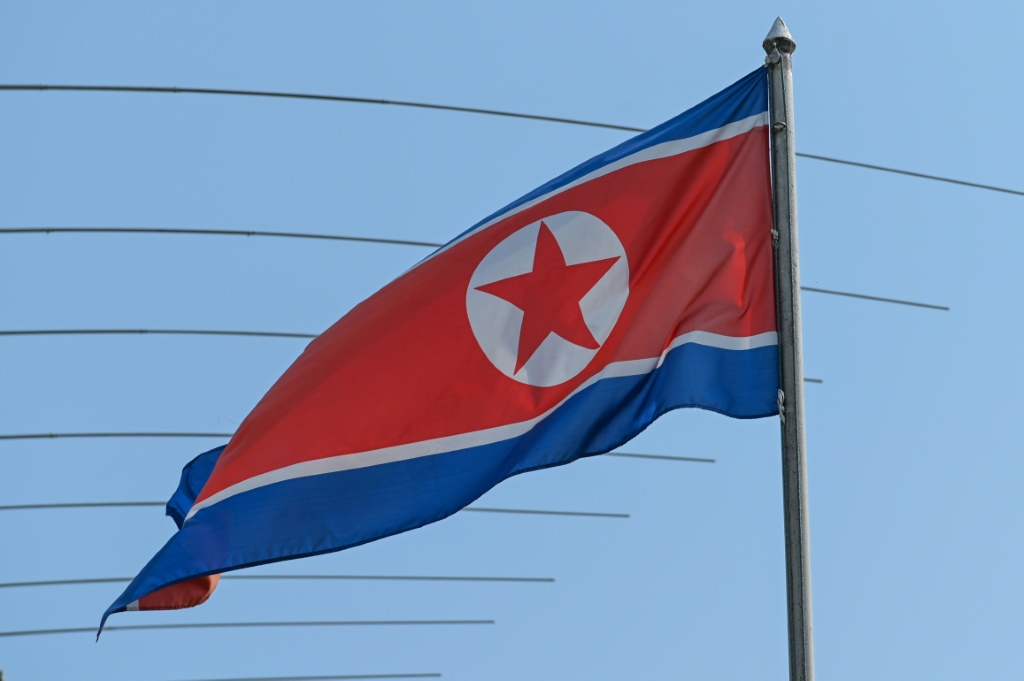  علم كوريا الشمالية في مجمع سفارتها في كوالالمبور بتاريخ 19 آذار/مارس 2021 (ا  ف ب)