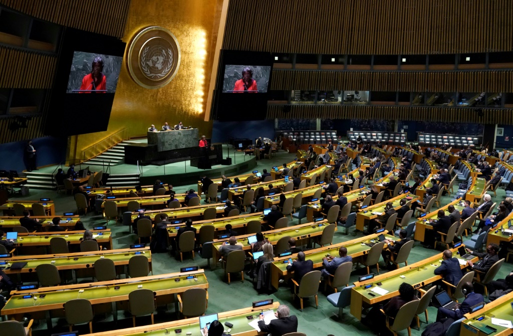 السفيرة الأميركية لدى الأمم المتحدة ليندا توماس-غرينفيلد متحدثة أمام الجمعية العامة للأمم المتحدة في نيويورك في 23 شباط/فبراير 2022 أثناء اجتماع مخصص لأوكرانيا (ا ف ب)