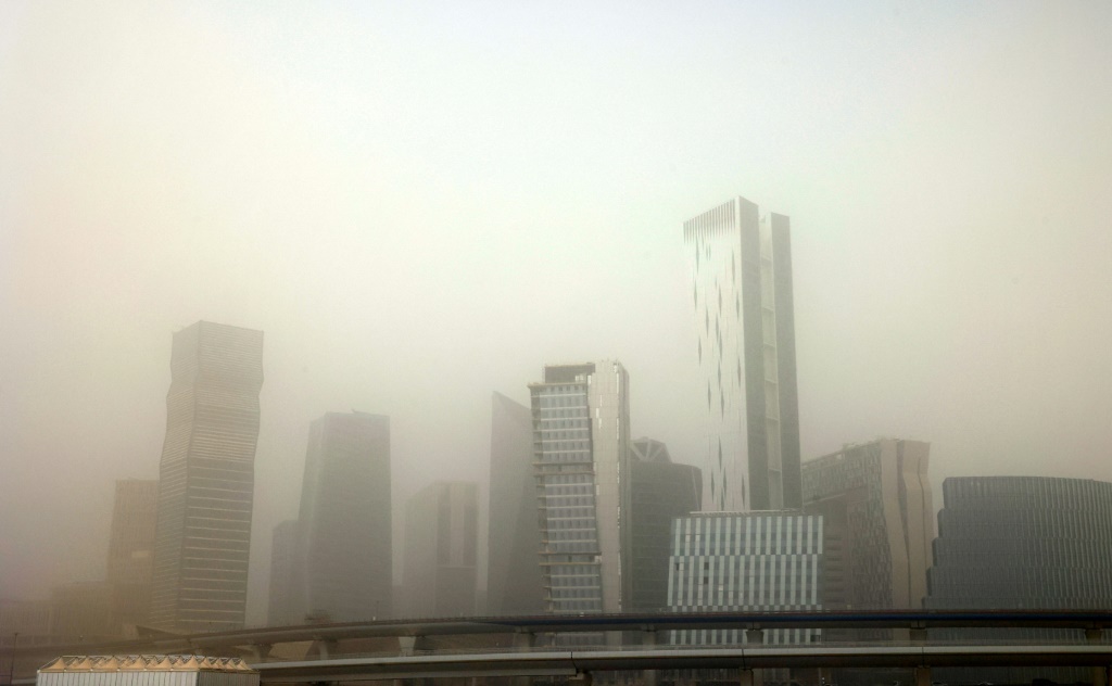 الغبار يغطي الأفق ويعيق الرؤية في وسط الرياض أثناء عاصفة ترابية شديدة في 17 أيار/مايو 2022 (ا ف ب)