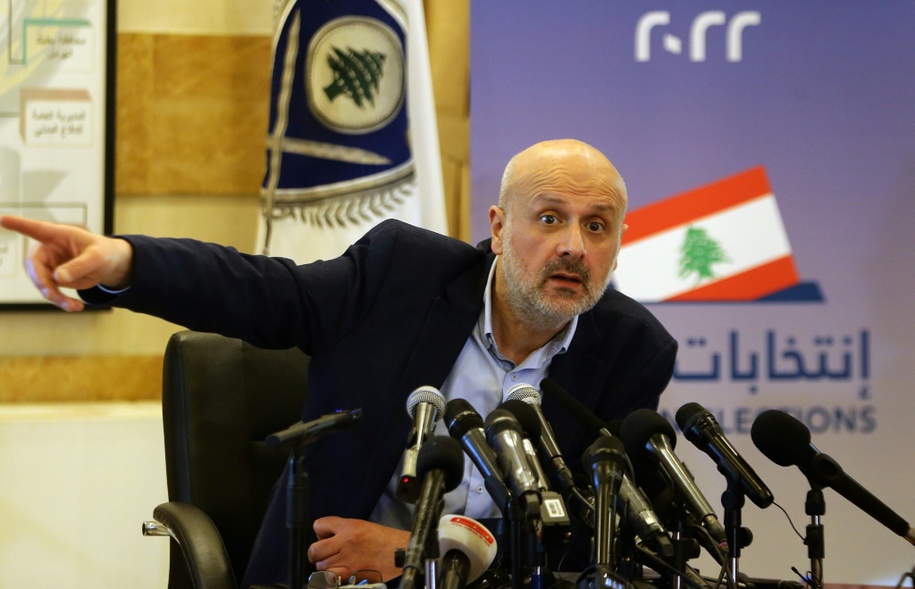 وزير الداخلية اللبناني بسام مولوي يعلن نتائج الانتخابات النيابية في 16 أيار/مايو 2022 (أ ف ب)