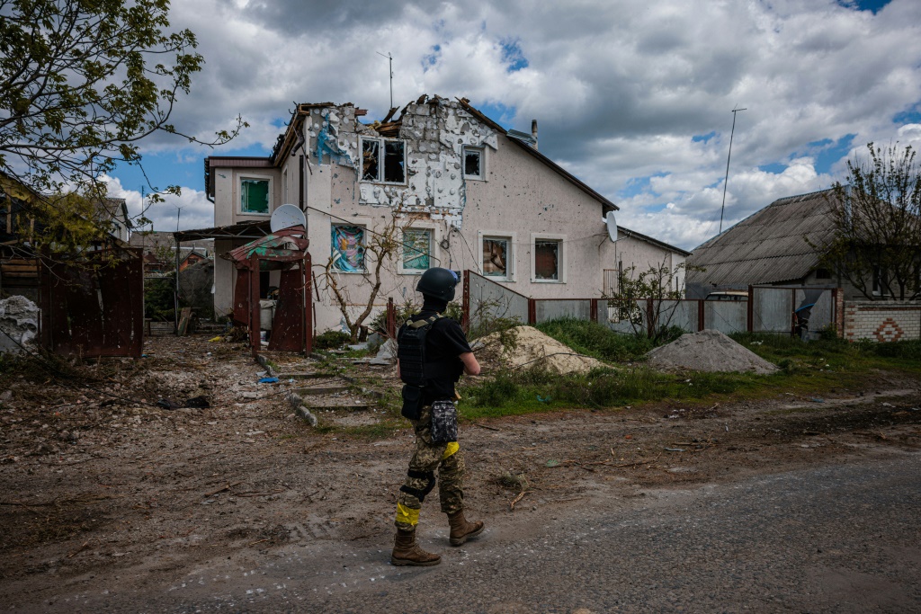 وتعرضت القرية التي تبعد نحو 18 كيلومترا عن الحدود الروسية لأضرار كبيرة حيث دمرت القذائف منازلها (أ ف ب)