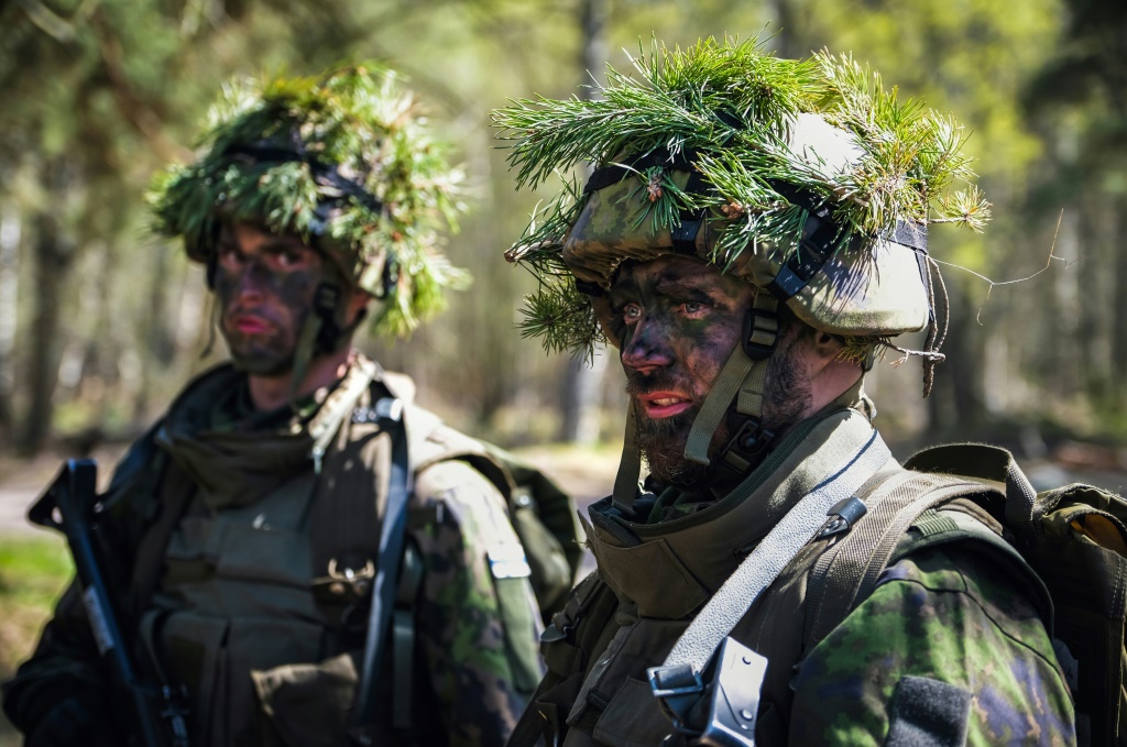 تستند فنلندا في دفاعها إلى الخدمة العسكرية الإجبارية (أ ف ب)