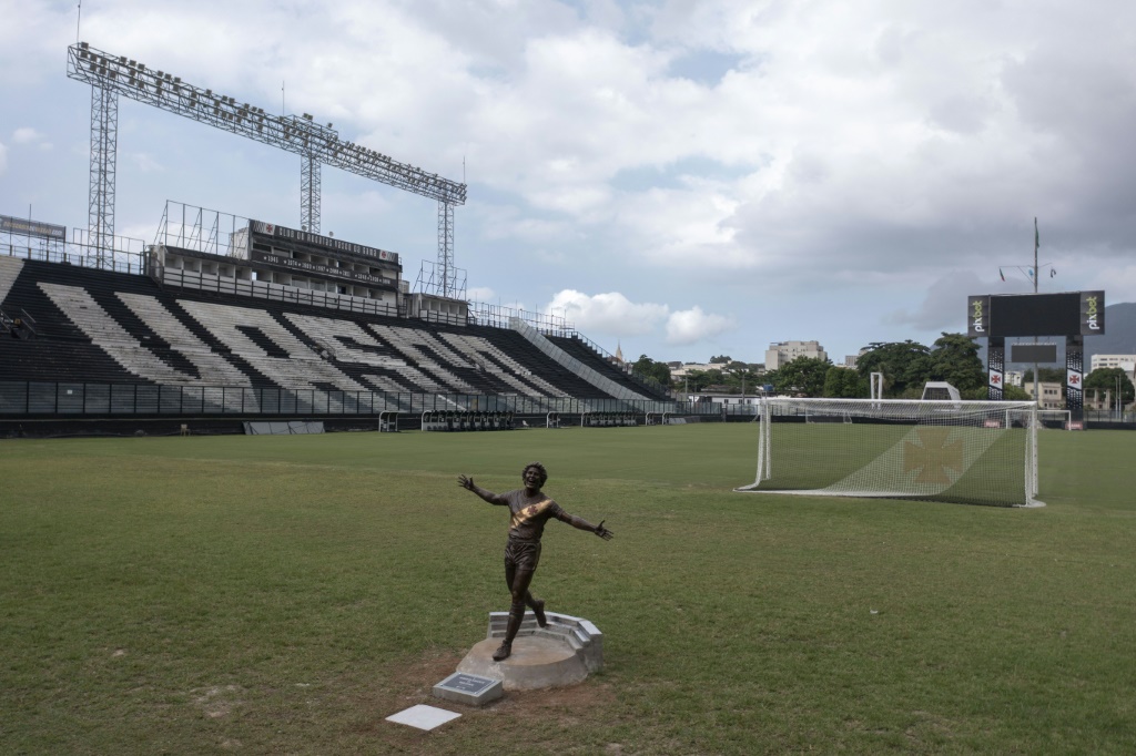 تمثال لروبرتو ديناميت في ملعب ساو جانواريو التابع لفاسكو دي غاما البرازيلي (ا ف ب)