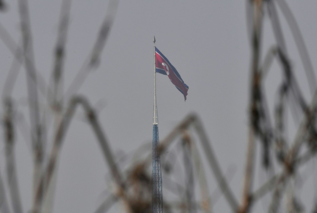 علم كوريا الشمالية يرفرف في قرية غوانغدونغ في صورة ملتقطة من بلدة تايسونغدونغ في المنطقة المنزوعة السلاح في 30 أيلول/سبتمبر 2019 (ا ف ب)