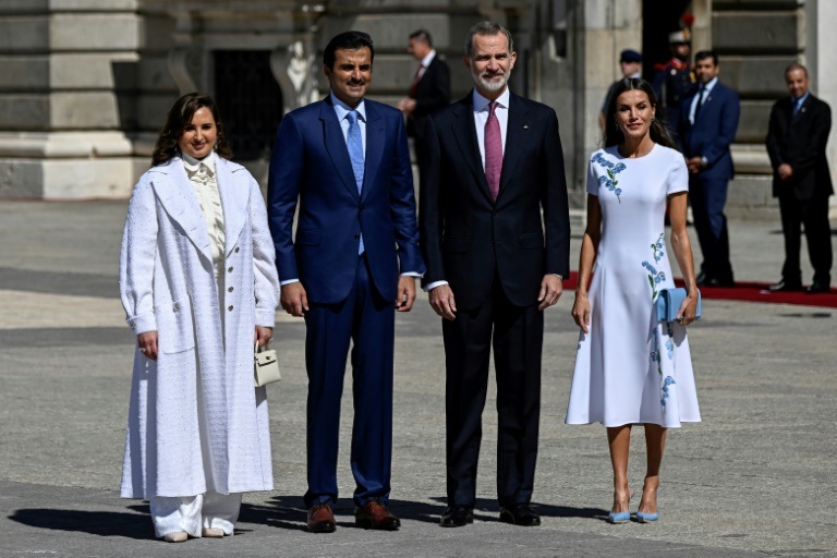 صورة مؤرخة في 17 أيار/مايو 2022 لأمير قطر تميم بن حمد آل ثاني (يسار وسط) وزوجته جواهر بنت حمد بن سهيم آل ثاني قرب الملك الإسباني فيليبي السادس وزوجته الملكة ليتيسيا في مدريد (ا ف ب)