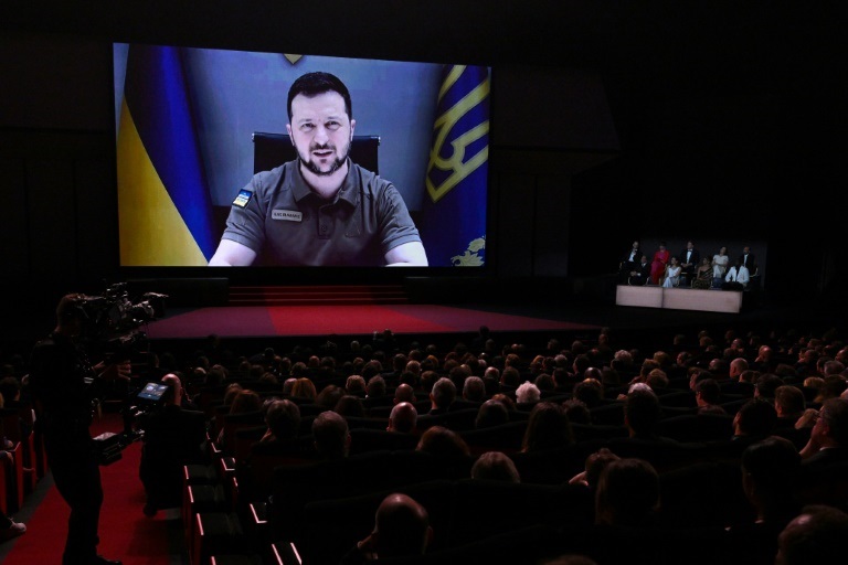 الرئيس الأوكراني فولوديمير زيلينسكي يلقي كلمة في افتتاح مهرجان كان الفرنسي للسينما في 17 أيار/مايو 2022 (ا ف ب)