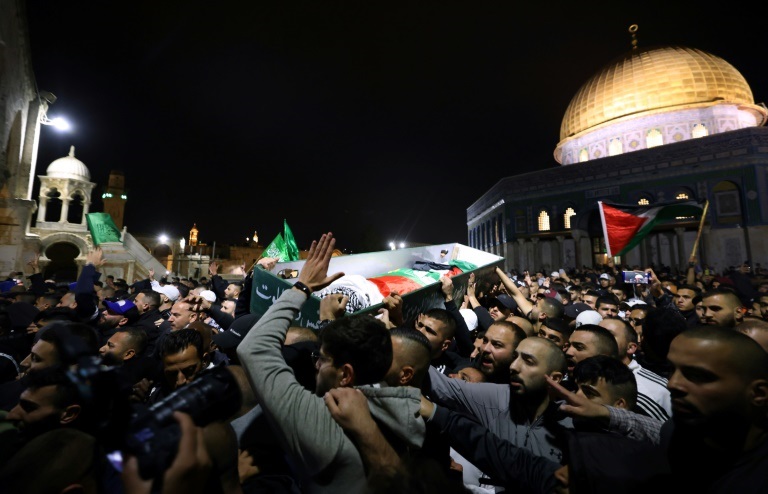 مشيعون فلسطينيون يحملون جثمان الشاب وليد الشريف (23 عاما) في 16 أيار/مايو 2022 والذي توفي متأثرا بجروح أصيب بها الشهر الماضي خلال صدامات في باحات المسجد الأقصى في القدس الشرقية المحتلة (ا ف ب)