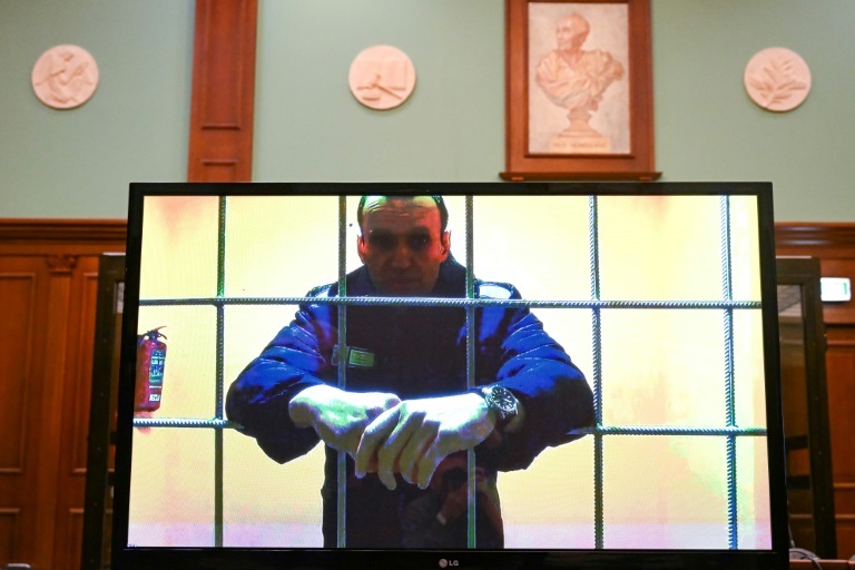 أليكسي نافالني كما يظهر على شاشة خلال بث بالفيديو من سجنه أثناء جلسة محكمة في موسكو في 17 أيار/مايو 2022 (ا ف ب)