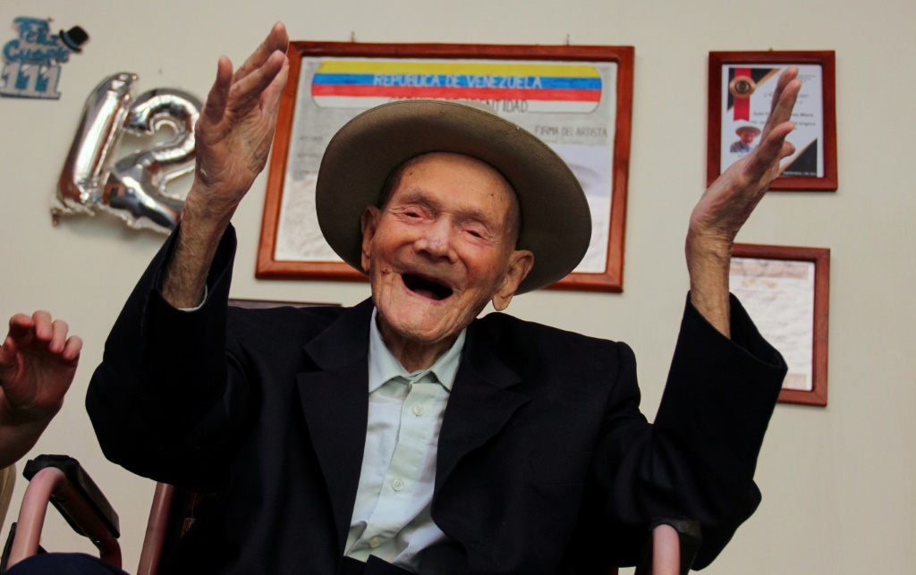 المزارع الفنزويلي خوان فيسينته بيريز البالغ 112 سنة في منزله الواقع في سان خوسيه دي بوليفار في فنزويلا في 24 كانون الثاني/يناير 2022 (ا ف ب)