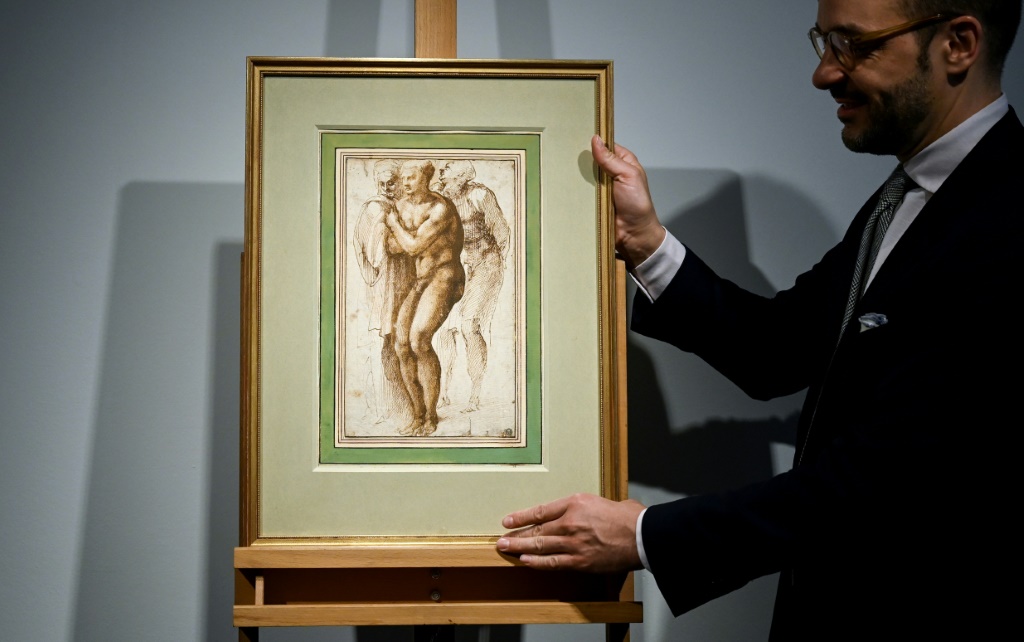 الرسم المنسوب إلى ميكيلانجيلو يُعرض أمام الصحافة في دار كريستيز للمزادات في باريس في 7 نيسان/أبريل 2022 (ا ف ب)