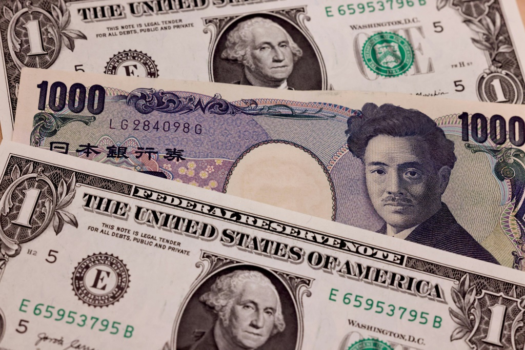 أوراق مالية من فئة ألف ين ياباني ودولار أميركي واحد في 13 نيسان/أبريل 2022 في طوكيو (ا ف ب)