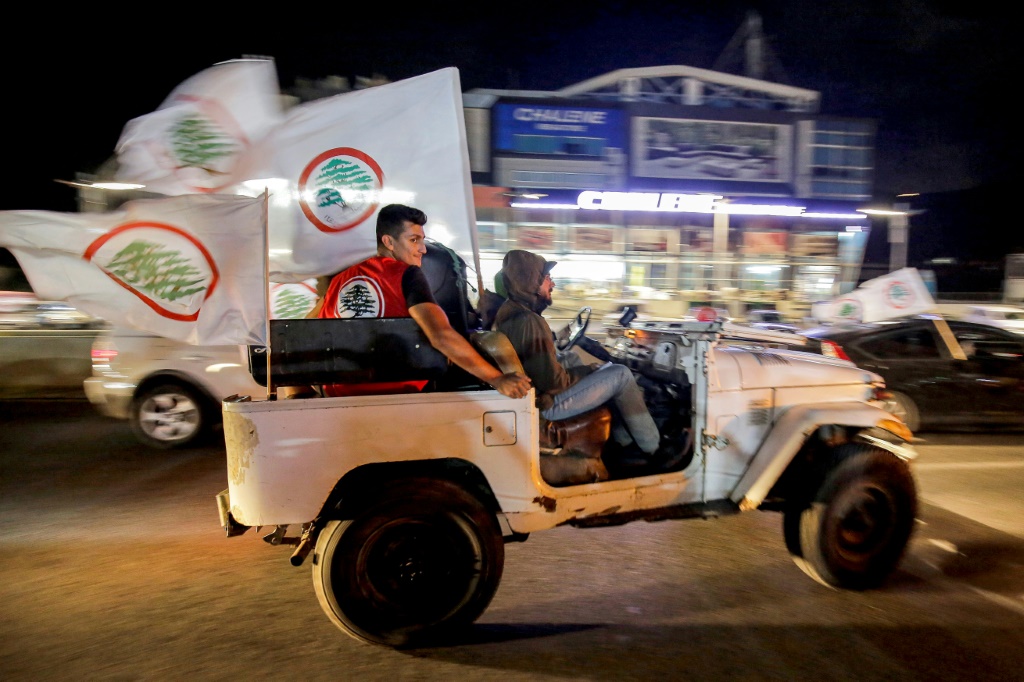 أنصار حزب القوات اللبنانية المسيحية يحتفلون ليلة الانتخابات (أ ف ب)