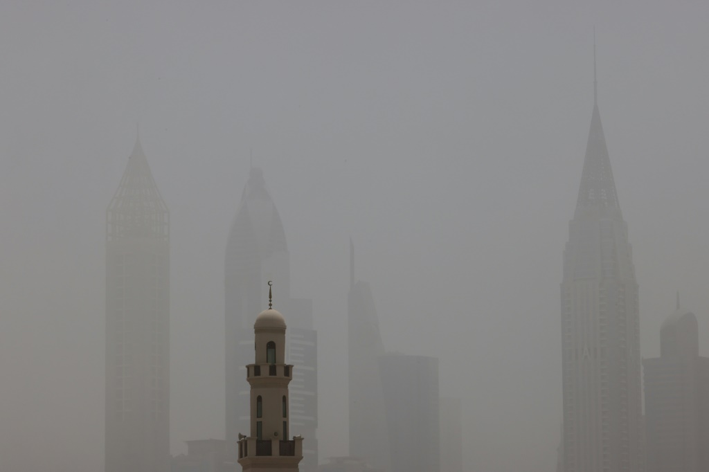    حجبت العاصفة الترابية أفق دبي يوم الأربعاء (أ ف ب)