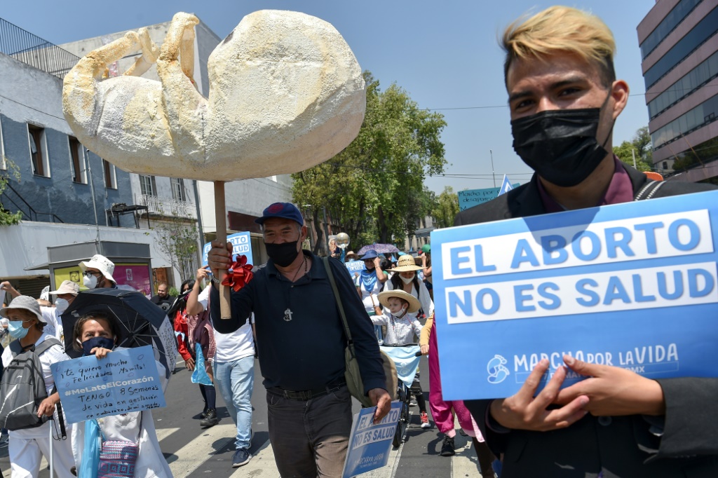 مشاركون في مسيرة مناهضة لتشريع الإجهاض نُظمت في مكسيكو سيتي في 7 أيار/مايو 2022 (ا ف ب)