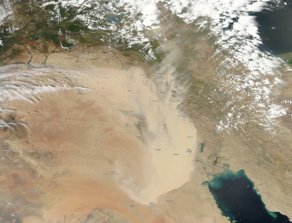 تظهر صورة الأقمار الصناعية من مرصد الأرض التابع لناسا والتي التقطت في 16 مايو عاصفة ترابية تجتاح أجزاء من العراق والدول المجاورة (ا ف ب)