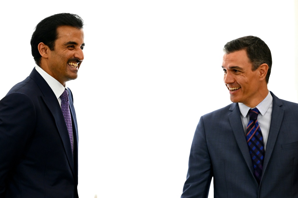   رئيس الوزراء الإسباني بدرو سانشيز (يمين) مستقبلا أمير قطر الشيخ تميم بن حمد آل ثاني في مدريد في 18 أيار/مايو 2022 (أ ف ب)