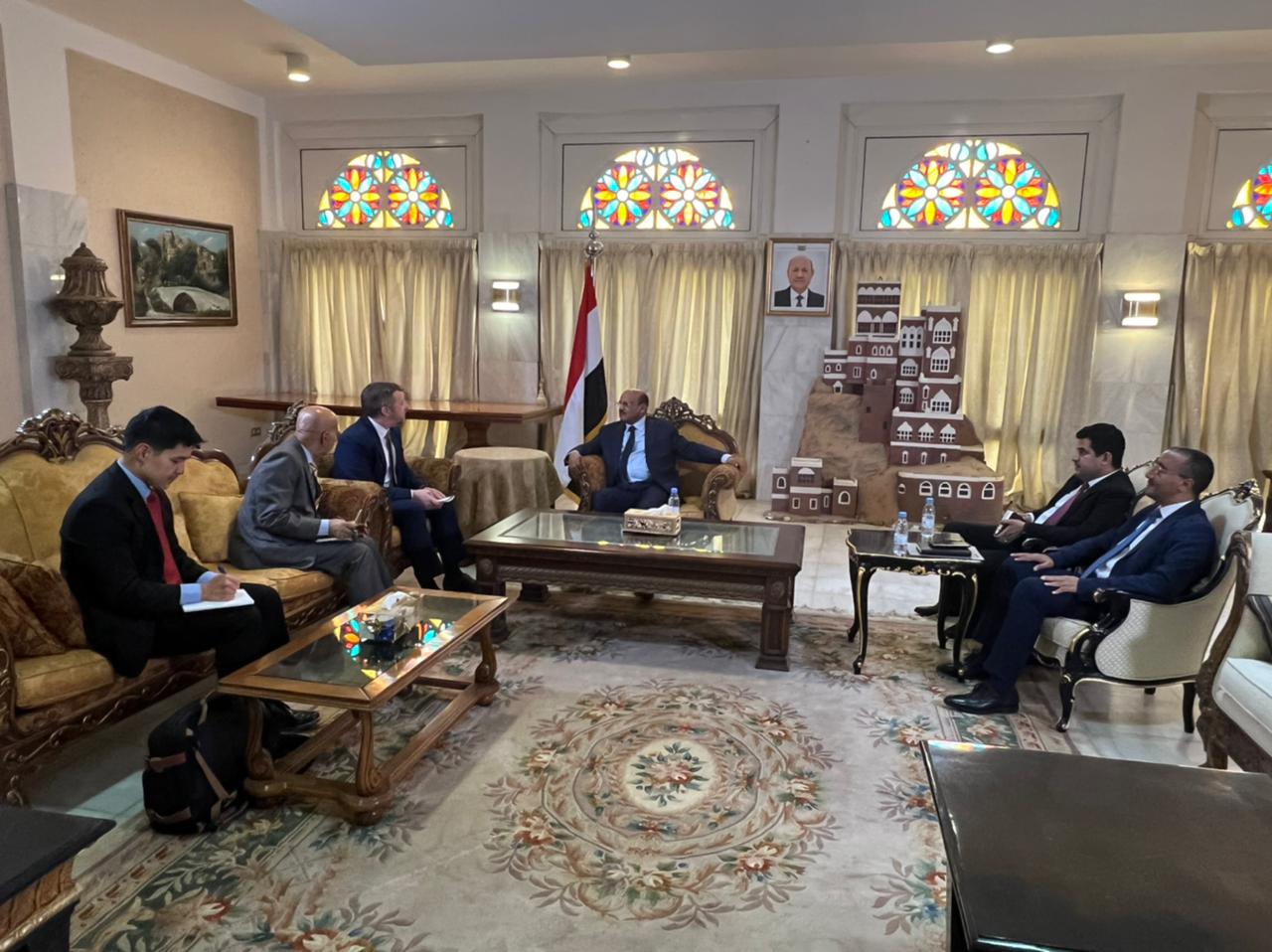 محافظ البنك المركزي اليمني أحمد غالب مع القائم بأعمال سفير الولايات المتحدة الأمريكية بالإنابة لدى اليمن كريستوفر دويتش (سبأ)