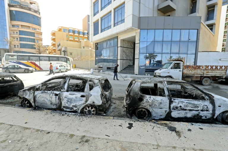 سيارات مدمرة بعد ليلة قتال في طرابلس في 17 ايار/مايو 2022 (ا ف ب)