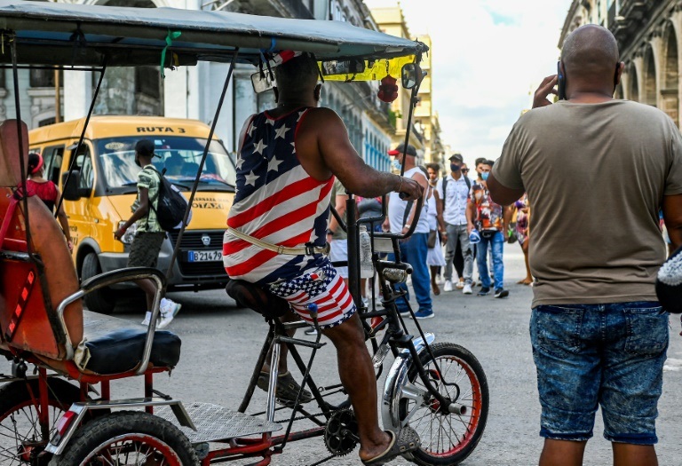 رجل يرتدي ملابس بألوان العلم الأميركي في أحد شوارع هافانا في 17 أيار/مايو 2022 (ا ف ب)
