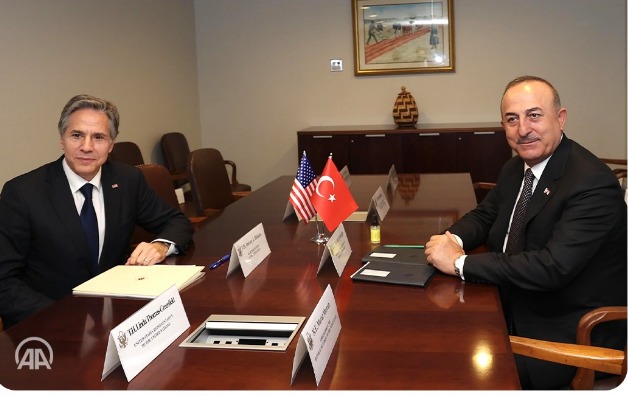 وزير الخارجية الأمريكي أنتوني بلينكن مع نظيره التركي  مولود تشاووش أوغلو (الأناضول)