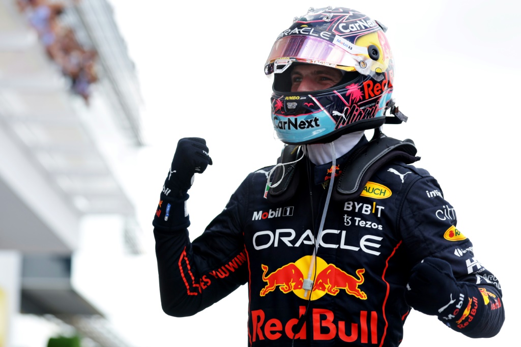 سائق ريد بول ماكس فيرستابن محتفلا بعد فوزه بجائزة ميامي الكبرى في سباقات فورمولا واحد. 8 ايار/مايو 2022 (اف ب)