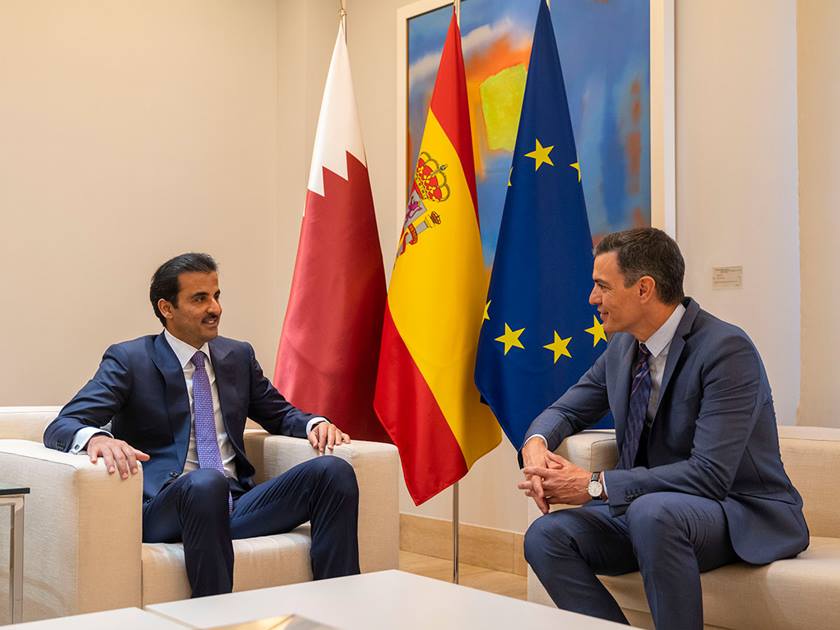 أمير قطر الشيخ تميم بن حمد ورئيس الوزراء الإسباني بيدرو سانشيز (ا ف ب)